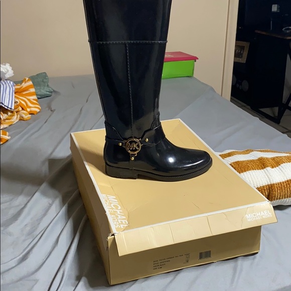 Raining boots - Picture 1 of 1